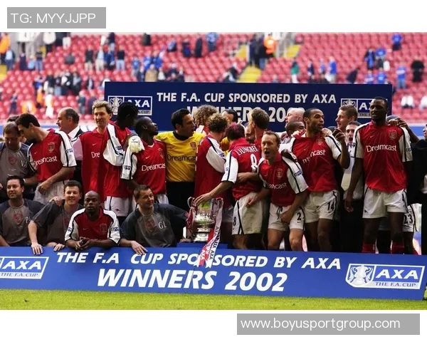 维尼修斯在阿森纳基地训练期间与枪手青训小将亲密合影留念